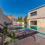 Vikor Villa *